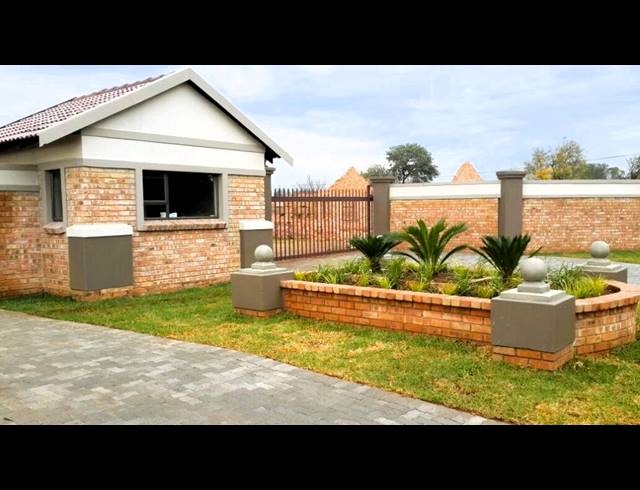 2 BEDROOM TOWNHOUSE FOR SALE IN RIVERSDALE